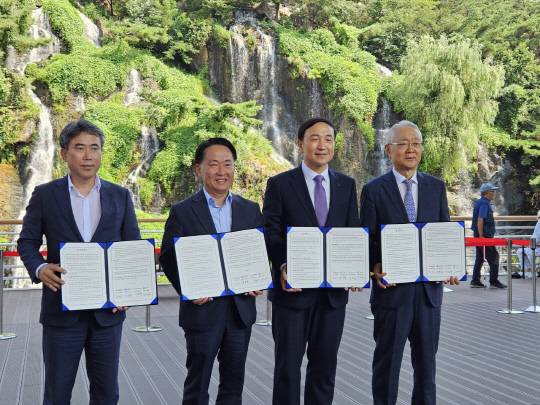 (왼쪽부터)유창수 서울시 행정2부시장, 이성헌 서대문구청장, 문동권 신한카드 사장, 이훈규 아이들과미래재단 이사장이 기념사진을 찍고 있다. 서울시 제공.