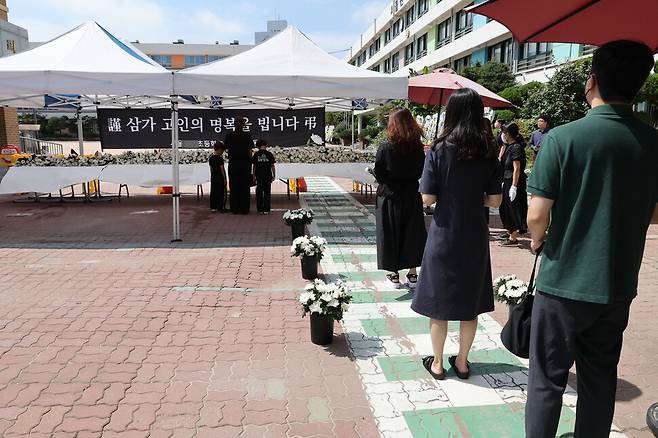 시민들이 학교에 마련된 추모 공간에 헌화하고 있다. 백소아 기자