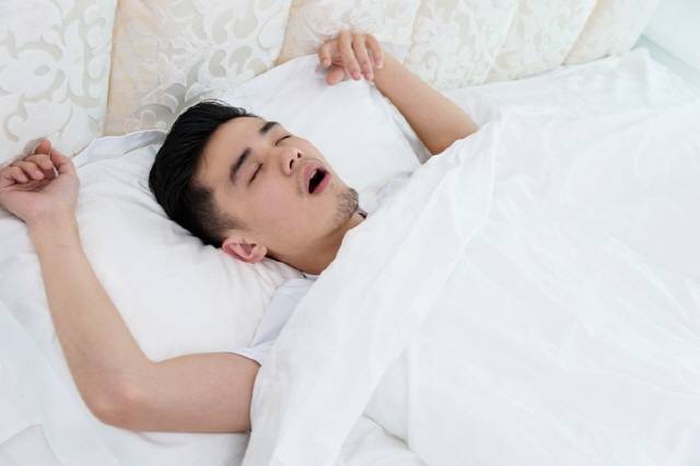 입 벌리고 자는 습관은 잇몸병‧안면 골격 변화‧면역력 저하의 원인이 될 수 있어 주의해야 한다./사진=게티이미지뱅크