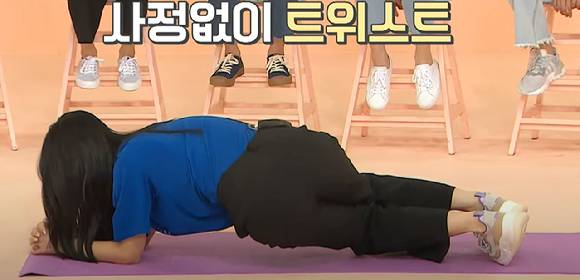 활동마다 명품 복근으로 화제가 되는 전소미와 트와이스 모모가 복근 운동으로 트위스트 플랭크를 추천했다. 사진은 트와이스 모모가 방송에서 트위스트 플랭크 시범을 보이고 있다. [사진=유튜브 'JTBC Voyage']