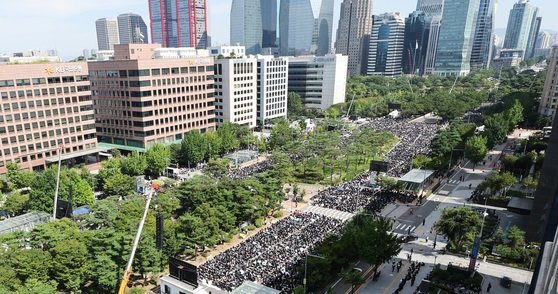 2일 서울 여의도 국회의사당 앞에서 열린 집회에서 교사들은 “무더운 여름 매주 빠지지 않고 교사 생존권을 이야기했음에도 교사의 죽음을 개인의 문제로 축소하는 건 7주 전과 다름이 없다”고 항의했다. 뉴스1