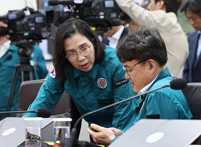 대화하는 김현숙 여가부 장관(왼쪽)과 박성근 총리 비서실장  <연합뉴스>