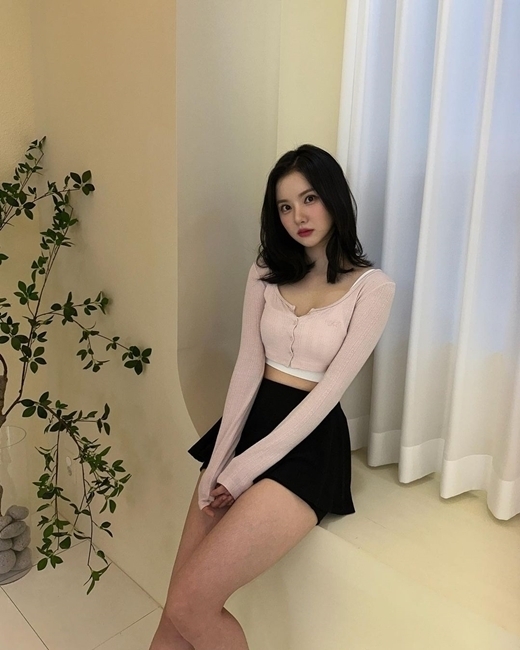 Eunha (real name Jung Eun-bi and 26), a member of the girl group Bibiji, unveiled her new hairstyle.Bibiji Eunha wrote I will reveal my forehead on the 2nd and shared the picture with my fans.Eunha, who is wearing a pink crop cardigan and a black mini skirt, is sitting at the window, gathering both hands together and gazing at the camera.Eunha has been sticking to a hairstyle with bangs for a long time. Thanks to the new hairstyle, Eunhas doll-like appearance is even more impressive.Fans also praised Eunhas beauty, leaving comments saying she was pretty.On the other hand, Eunhas Bibiji was loved by K-pop fans around the world with the song PULL UP earlier this year.