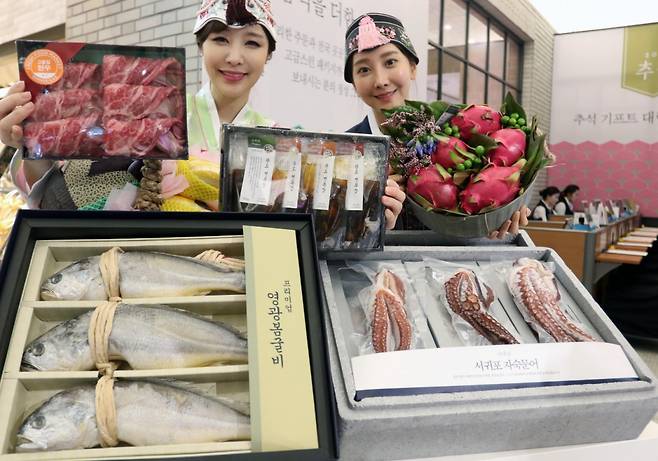 신세계백화점은 오는 11일부터 전 지점에서 명절 선물 특설 매장을 열고 본 판매에 돌입한다고 3일 밝혔다. 사진은 모델들이 추석 선물 세트를 소개하는 모습. [연합]