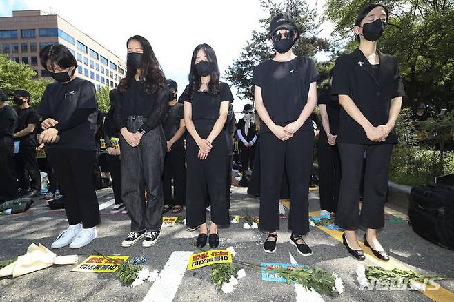 [서울=뉴시스] 김근수 기자 = 지난 2일 오후 서울 영등포구 국회대로 앞에서 열린 '50만 교원 총궐기 추모 집회'에서 숨진 서이초등학교 교사 대학·대학원 동기 동료들이 추모 묵념을 하고 있다. 2023.09.03. ks@newsis.com