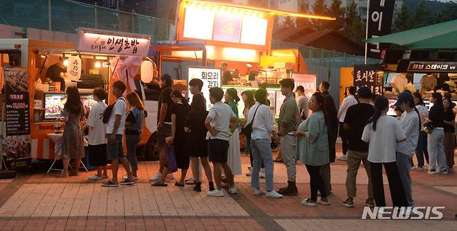 [무주=뉴시스] 김얼 기자 = 지난 2일 전북 무주군 무주 반딧불축제 개막식을 찾은 시민들이 음식을 구매하기 위해 줄지어 서 있다. 이번 무주 반딧불축제는 '무주로의 힐링여행' 이라는 주제로 진행되며 일회용품과 바가지요금, 안전사고 없는 3무(無) 축제를 지향하고 있다. 2023.09.03. pmkeul@nwsis.com