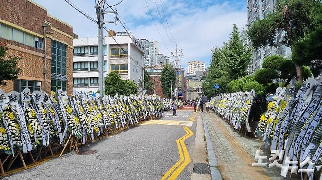 3일 오전 서울 양천구의 한 초등학교 주변에 지난달 31일 숨진 초등학교 교사 A씨를 추모하는 화환들이 늘어져 있었다. 양형욱 기자