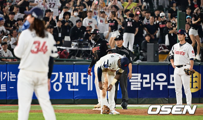 [OSEN=부산, 이석우 기자]롯데 자이언츠 구드럼이 9회초 1사 만루 KT 위즈 배정대의 3루 땅볼때 송구 실책을 하자 이학주와 김원중이 아쉬워하고 있다. 2023.08.26 / foto0307@osen.co.kr