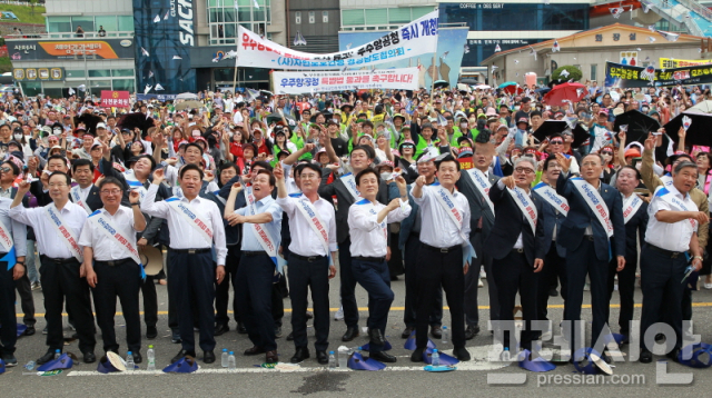 ▲우주항공청 설치 특별법 국회 통과 촉구 도민 궐기대회에 참여한 내빈들이 종이비행기 날리기 퍼포먼스를 하고 있다. ⓒ프레시안(김동수)