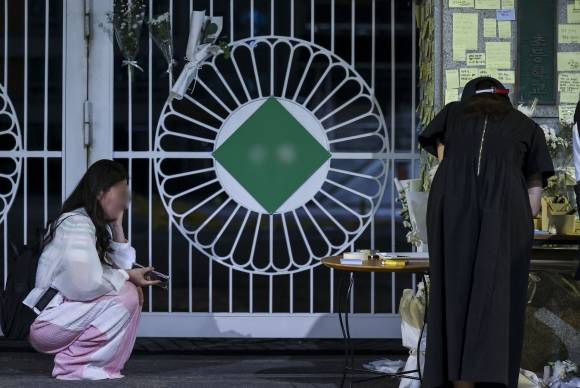 초등교사 극단선택, 밤늦게 까지 이어지는 추모 - 1일 오후 서울 양천구 소재 초등학교 앞에 마련된 A 교사의 추모공간에 늦은 시간까지 추모객이 모이고 있다. 2023.9.1 뉴시스