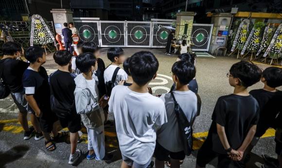 추모 메시지 적는 학생들 - 1일 오후 서울 양천구 소재 초등학교 앞에 마련된 A 교사의 추모공간에 학생들이 모여 있다. 2023.9.1 뉴시스