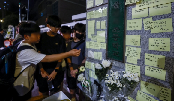 추모 메시지 적는 학생들 - 1일 오후 서울 양천구 소재 초등학교 앞에 마련된 A 교사의 추모공간에 학생들이 모여 있다. 2023.9.1 뉴시스
