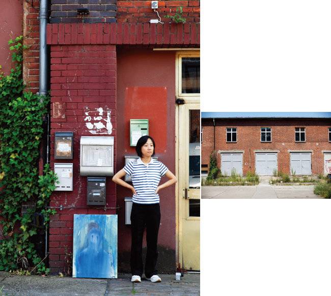 독일 베를린 바이센제에 위치한 유현경 작가의 작업실 주변 풍경. 유 작가가 건물 문 앞에 서 있다. [지호영 기자]