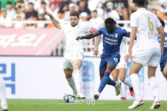 FC서울 오스마르(왼쪽)과 수원 삼성 아코스티. 프로축구연맹 제공