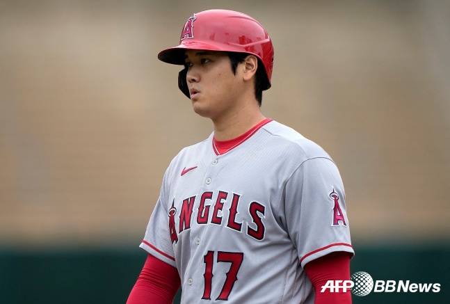 오타니 쇼헤이가 3일(한국시간) 오클랜드 원정에서 고의사구로 걸어 나가며 아쉬워하고 있다. /AFPBBNews=뉴스1