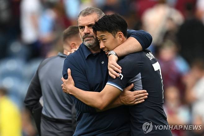 번리와의 경기 마치고 손흥민 안아주는 포스테코글루 감독 [AFP=연합뉴스]