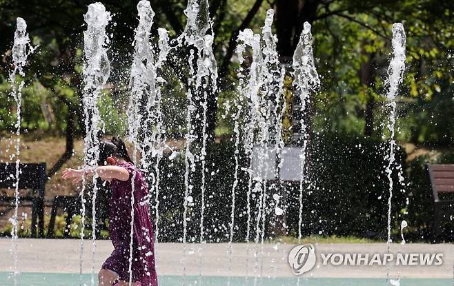 시원한 물줄기 (전주=연합뉴스) 나보배 기자 = 전북 전주에 폭염경보가 내려진 20일, 전주시 완산구 효자동의 한 공원 분수대에서 어린이들이 물놀이하며 더위를 식히고 있다. 2023.8.20 warm@yna.co.kr