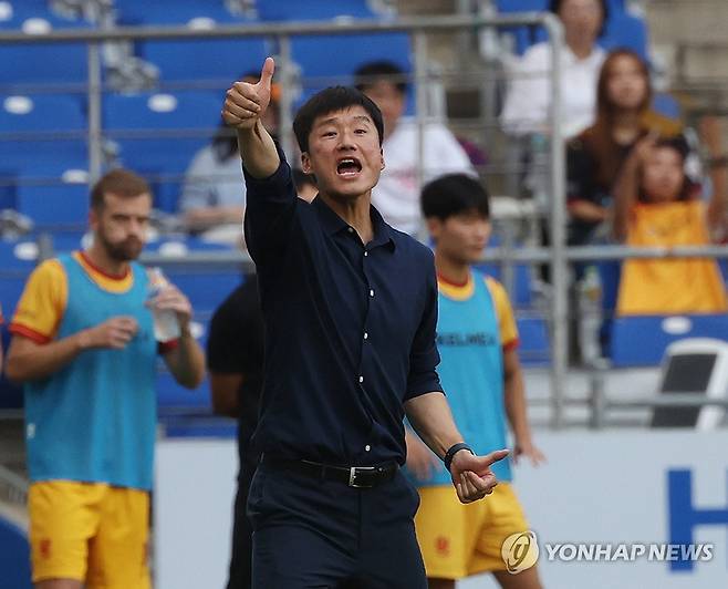 지시하는 이정효 감독 (울산=연합뉴스) 김용태 기자 = 3일 울산 문수축구경기장에서 열린 프로축구 하나원큐 K리그1 울산 현대와 광주FC의 경기에서 광주 이정효 감독이 선수들에게 지시하고 있다. 2023.9.3 yongtae@yna.co.kr