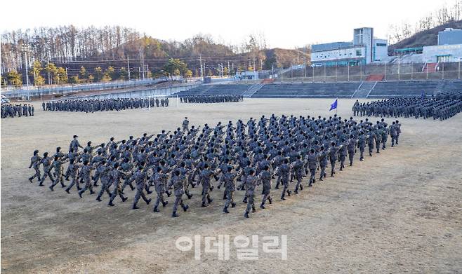 학군사관후보생들이 겨울방학 기간 학생군사학교에 입교해 기초군사훈련을 하고 있다. (사진=육군학생군사학교 홈페이지)