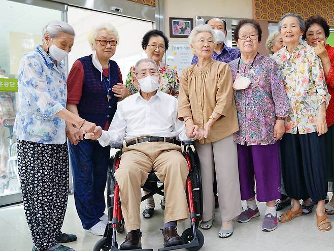 오성규 애국지사.(가운데)(국가보훈부 제공)