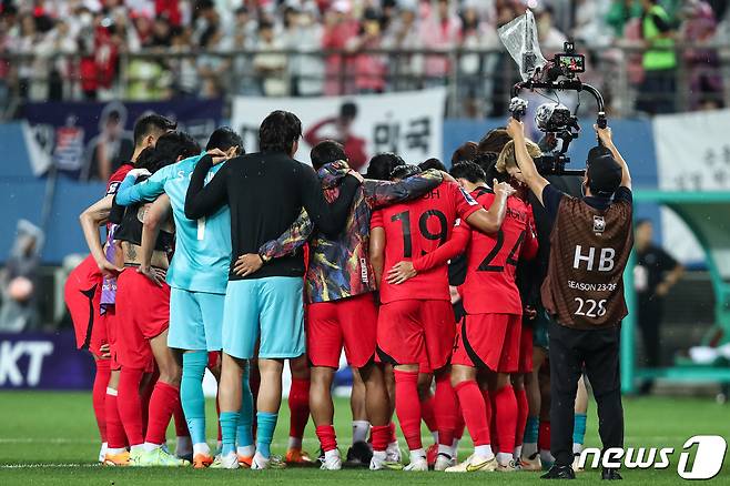 손흥민 등 축구대표팀 선수들이 20일 대전 유성구 대전월드컵경기장에서 열린 하나은행 초청 대한민국과 엘살바도르의 축구 국가대표 평가전에서 1대1 무승부로 경기를 마친 후 아쉬워하고 있다. 2023.6.20/뉴스1 ⓒ News1 유승관 기자