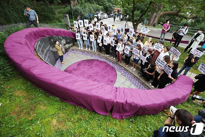 정의기억연대와 여성단체 회원들이 4일 오전 중구 남산 기억의 터에 설치된 원로 민중미술가 임옥상 화백의 조형물 '대지의 눈' 앞에서 서울시의 철거 방침을 규탄하고 있다. 2023.9.4/뉴스1 ⓒ News1 민경석 기자