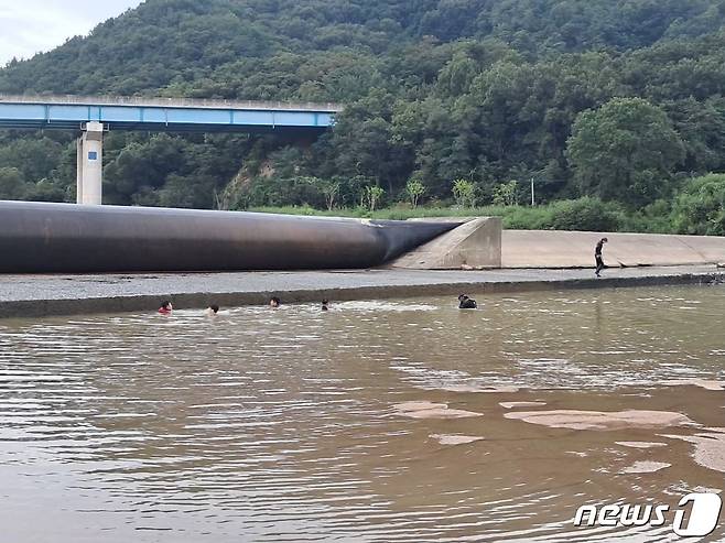 4일 충북 음성군 감곡면 주천리 청미천에서 전날 급류에 휩쓸렸던 태국 국적의 외국인이 실종 16시간 만에 심정지 상태로 발견됐다. 사진은 수색 모습.(음성소방서 제공)2023.9.4/뉴스1