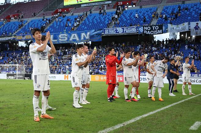 울산문수축구경기장/ K리그1/ 울산현대축구단 vs 광주FC/ 울산 단체/ 선수단 인사/ 사진 김정수