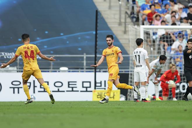 울산문수축구경기장/ K리그1/ 울산현대축구단 vs 광주FC/ 광주 베카 득점/ 골 세레머니/ 사진 김정수