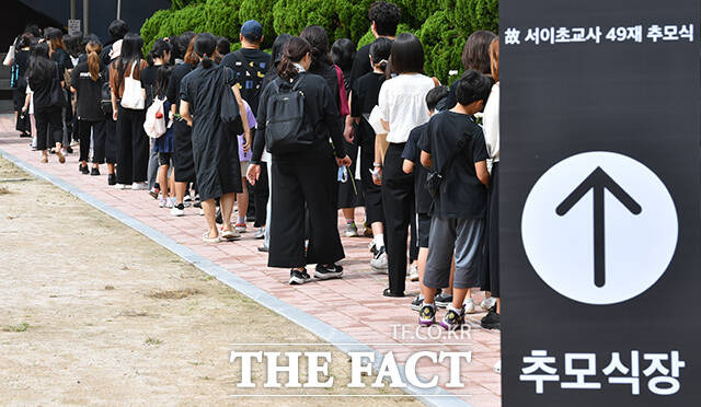 지난 7월 숨진 서울 서이초등학교 교사의 49재인 4일 오전 서울 서초구 서이초등학교에 마련된 추모 공간에 시민들의 발걸음이 이어지고 있다. /박헌우 기자