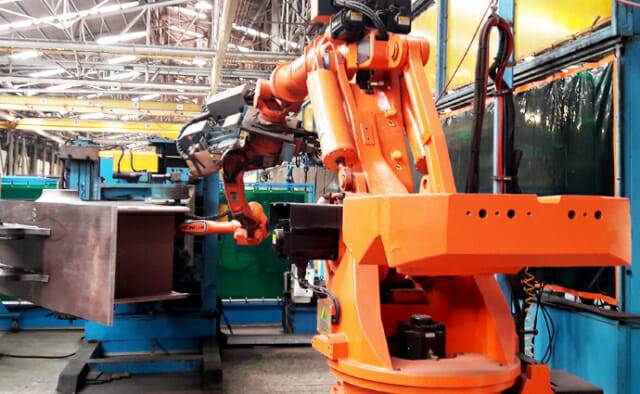 HD현대로보틱스 산업용 로봇이 후판 아크용접 현장에 쓰이는 모습 (사진=HD현대로보틱스)