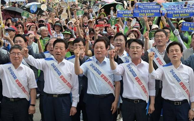 박완수 경남도지사(가운데)가 우주항공청 특별법 통과 촉구 범도민 궐기대회에서 구호를 외치고 있다. [사진제공=경남도청]