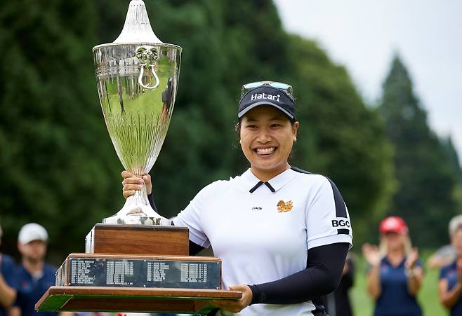 차네띠 완나센이 4일 미국 오리건주 포틀랜드의 컬럼비아 에지워터 컨트리클럽에서 LPGA 투어 포틀랜드 클래식 우승 트로피를 들고 있다./AP 연합뉴스