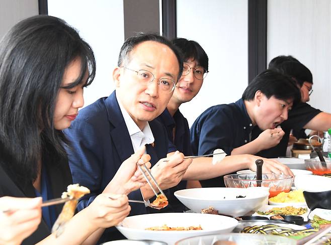 추경호 경제부총리 겸 기획재정부 장관이 4일 경남 거제시 내 한 횟집에서 기자단과 오찬 간담회를 하고 있다. /기획재정부 제공