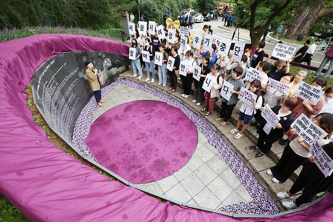 정의기억연대와 여성단체 회원들이 4일 오전 중구 남산 기억의 터에 설치된 원로 민중미술가 임옥상 화백의 조형물 '대지의 눈' 앞에서 서울시의 철거 방침을 규탄하고 있다. /뉴스1