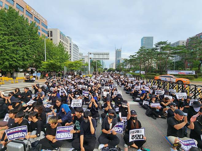 4일 서울 여의도 국회의사당 앞에서 진행된 서이초 교사 49재 추모집회에 참석한 사람들이 추모 피켓을 들고 앉아있다. 주최 측에 따르면 이날 집회에 참석한 인원은 2만명이 넘는다. /최정석 기자