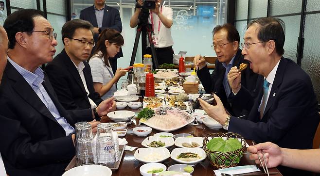 한덕수 국무총리가 4일 오후 서울 송파구 가락 수산시장에서 수산물 소비 점검을 마치고 수산물로 식사하고 있다./뉴스1