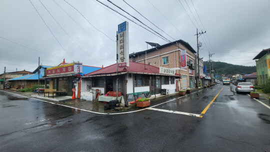 판교는 비좁은 2차선 도로의 양 옆으로 오래된 가게와 집들이 이마를 맞대고 정겹게 이어져 있다. 사진=김재근 선임기자