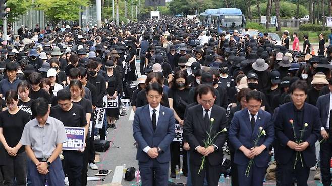 서울 서이초등학교 교사의 49재 추모일인 4일 오후 서울 여의도 국회 앞에서 열린 추모 집회에서 참가자들이 고인을 추모하며 묵념하고 있다.ⓒ연합뉴스