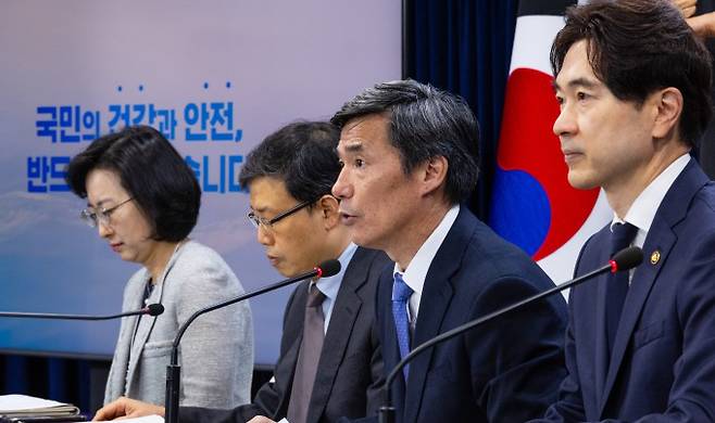 4일 열린 후쿠시마 오염수 관련 일일브리핑에서 발언하는 박구연 국무1차장. 연합뉴스 제공.