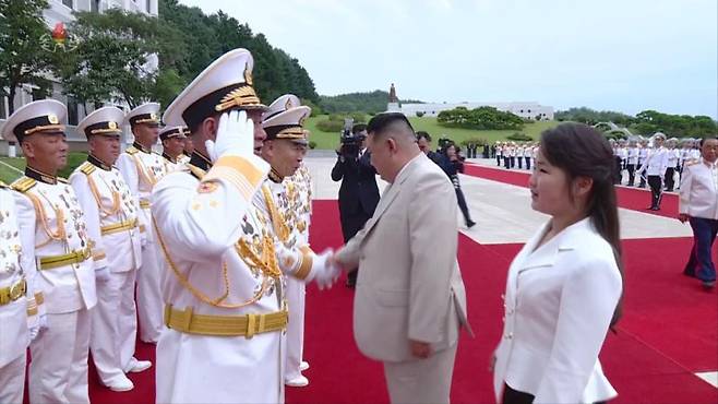 북한 김정은이 해군절(8월 28일)을 맞아 8월 27일 해군 사령부를 방문했다고 조선중앙TV가 29일 보도하고 있다. 딸 주애가 해군 간부들에게 경례를 받고 있다. 사진=조선중앙TV 캡처