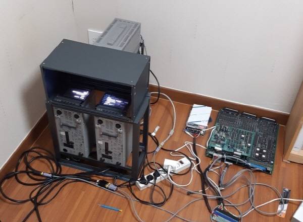 CRT 모니터 2대를 아래에 깔고 거울을 반사시켜서 3개 화면을 이어준 모습이다