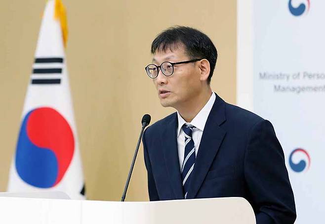 이인호 인사혁신처 차장이 4일 정부세종청사에서 가상자산 재산등록 관련 공직자윤리법 시행령 및 시행규칙 개정에 대해 발표하고 있다. (사진=인사혁신처)