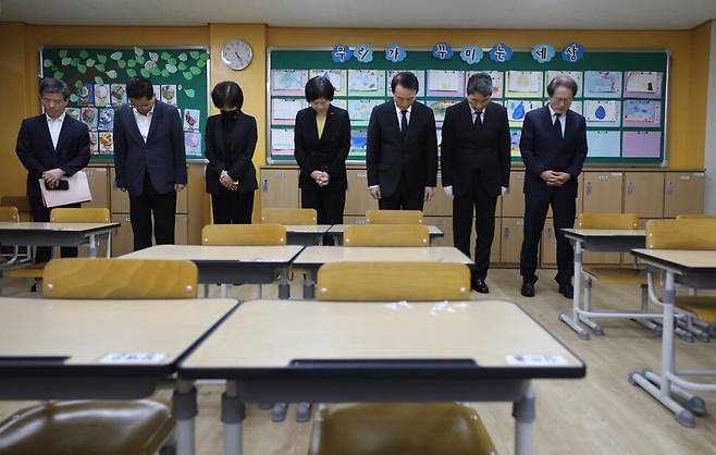 숨진 서울 서초구의 한 초등학교 교사의 49재인 4일 오후 교사의 교실에서 이주호 교육부 장관과 조희연 서울시 교육감 등이 묵념하고 있다. 공동취재사진