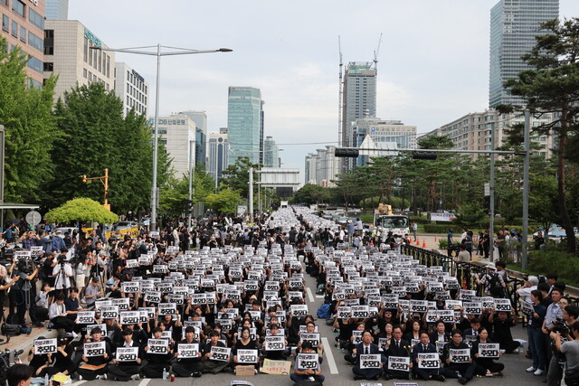 4일 오후 서울 국회의사당 앞 도로에서 서초구 교사의 49재를 맞아 추모집회가 열렸다. 참가자들이 ‘진상규명이 추모다’라는 손팻말을 들고 있다. 신소영 기자 viator@hani.co.kr