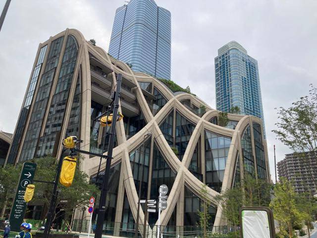 도쿄 아자부다이 힐스에 위치한 모리JP타워(Mori JP Tower)는 토머스 헤더윅의 대표 작품으로 꼽힌다. 헤더윅이 설계한 저층부는 유려한 곡선의 독특한 건축 공간이 만들어졌다.