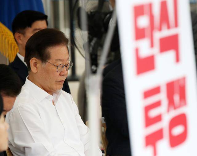 이재명 더불어민주당 대표가 4일 오전 서울 여의도 국회 본청 앞 단식투쟁천막에서 열린 최고위원회의에서 생각에 잠겨 있다. 뉴시스