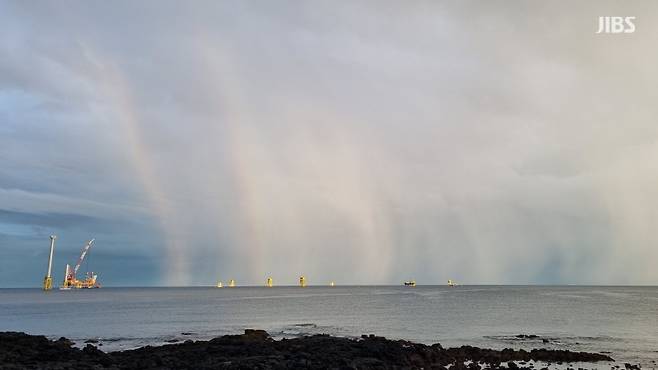 그제(2일) 제주시 한림읍 귀덕리 앞 바다에서 무지개와 함께 나타난 실타래처럼 피어오른 수증기 (사진, 오일령 기자)