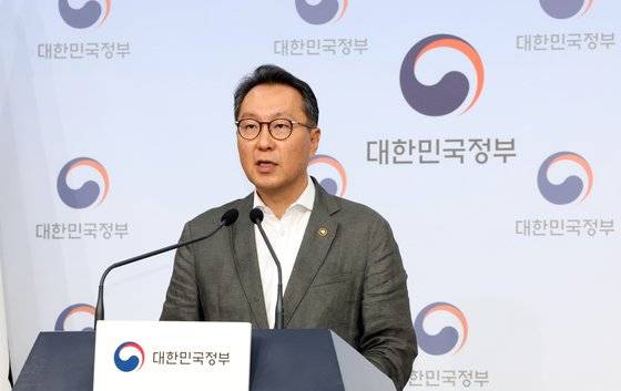 박민수 보건복지부 2차관이 지난 1일 오전 서울 종로구 정부서울청사 별관에서 인천 참사랑병원 폐원 위기 관련 긴급 브리핑을 하고 있다. 뉴스1
