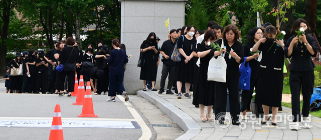 ▲ '서이초 선생민 49재 추모제 및 9.4 강원교육공동체 회복의 날' 행사가 4일 강원특별자치도교육청에서 열려 참석자들이 행사장으로 들어서고 있다. 김정호